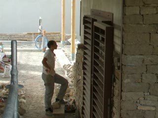 Isabelle pose de la pierre à Ambrussum