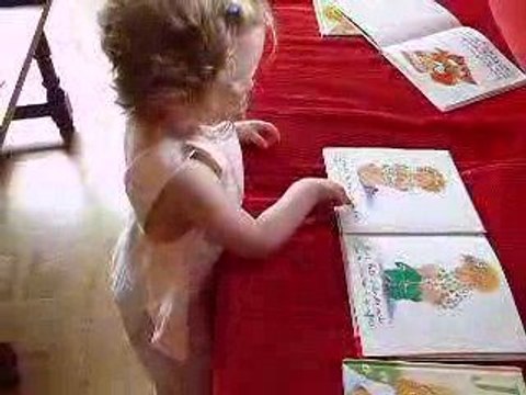 Lit un livre à son nounours - 17 mois et demi