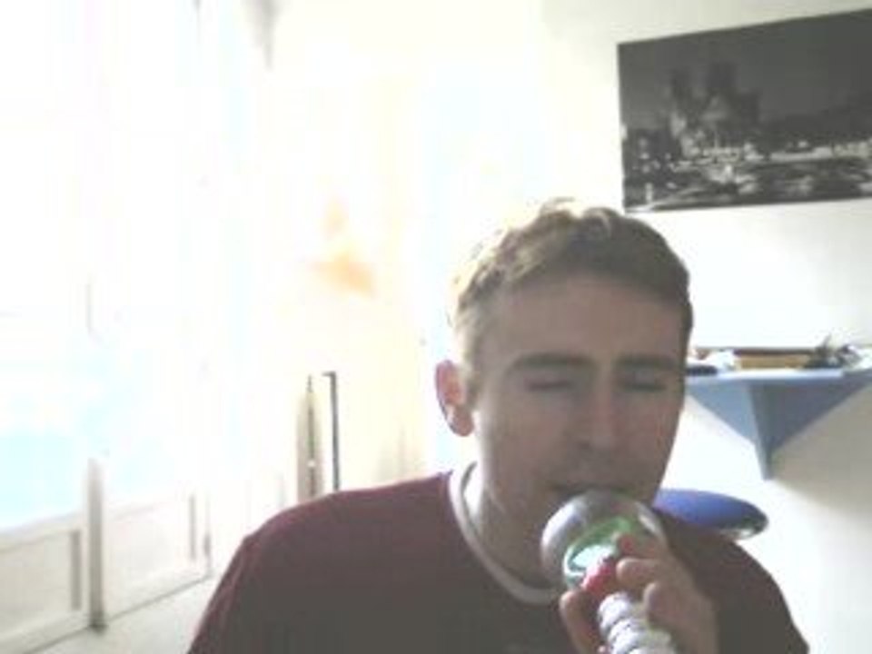 Wiwi égratigne "deux pieds"