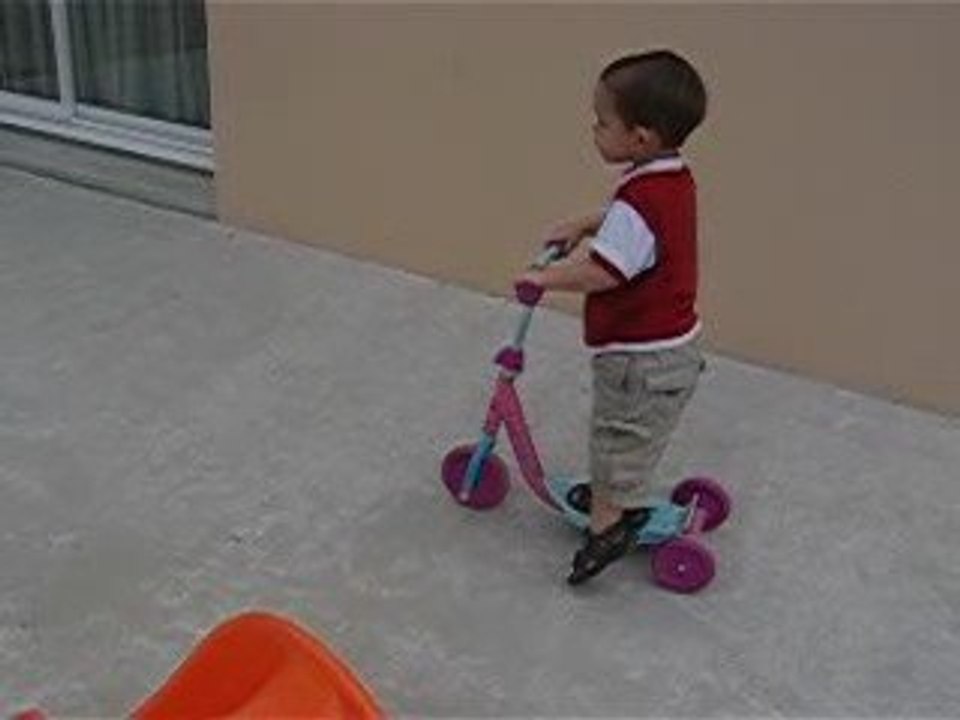 noa fait de la trotinette pr la 1ere fois