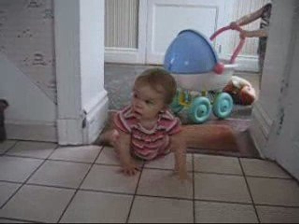 mila decouvre qu'un paillason ca pique