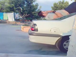 Comment casser la vitre arrière de sa voiture.
