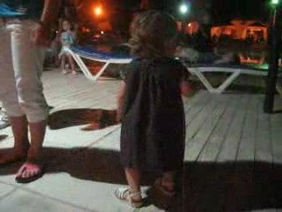 Inès danse en TUNISIE...