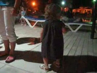 Inès danse en TUNISIE...