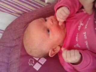 Emma prends son pouce