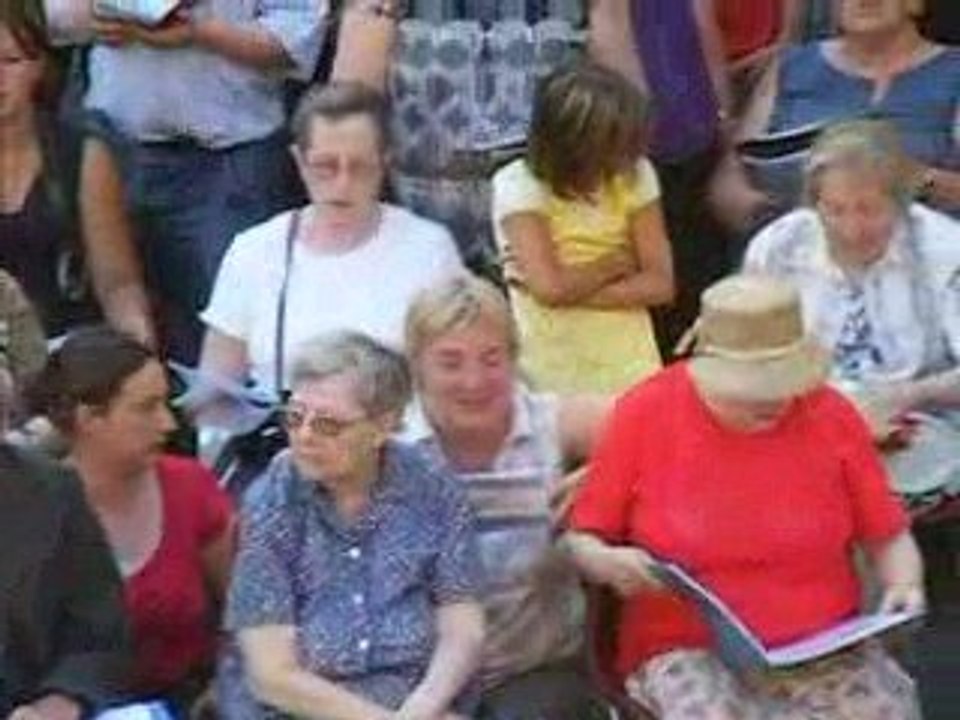 Présentation avec les choristes de la barricade