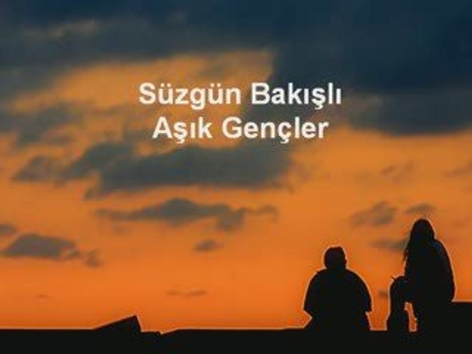 Süzgün Bakışlı Aşık Gençler