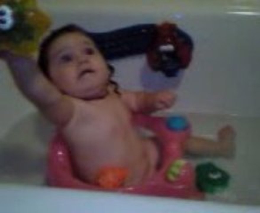 Elisa dans le bain