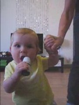 Lola marche a une main