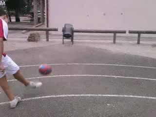 Met le ballon où tu veux. Put him where you want.