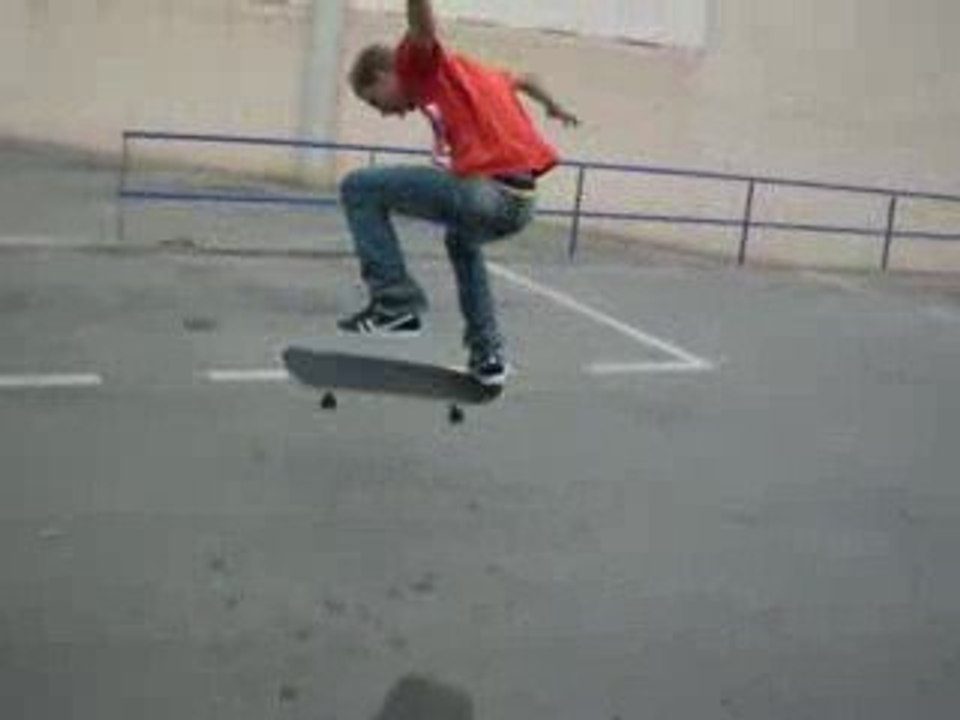 alexis fait un kickflip