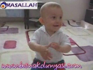 BOŞNAK BEBEĞİ MÜZİK DİNLİYOR (WWW.BOSNAKDUNYASI.COM)