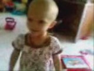 Lynn explose de rire a cassé les cubes