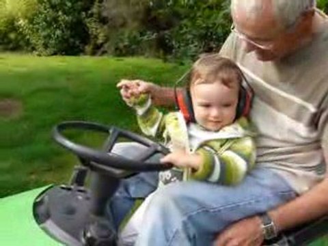 Aodren fait du tracteur avec Papy