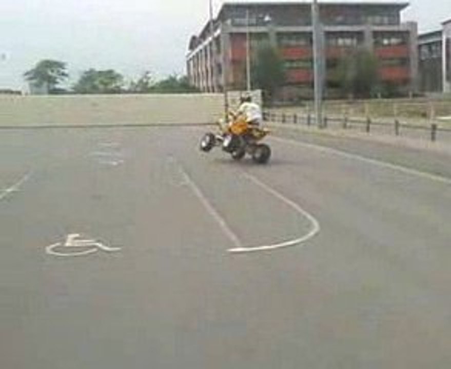 Thomas en Deux roue sur un 700 Raptor jaune