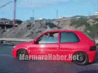 Hız Yapıp Araçlara Çarptılar Sonra İnternette Yayınladılar