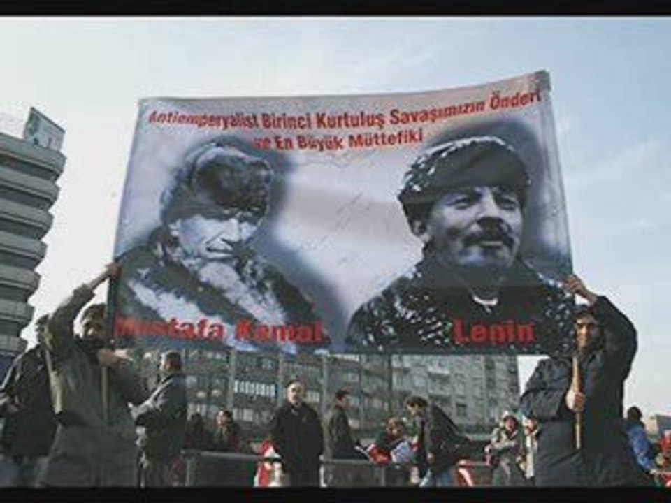 ataturkün arkasına saklanan kominisler