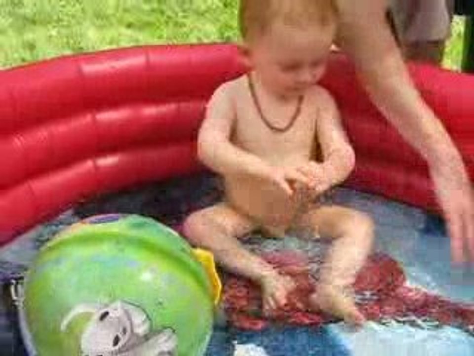 Baptiste dans la piscine aout 09
