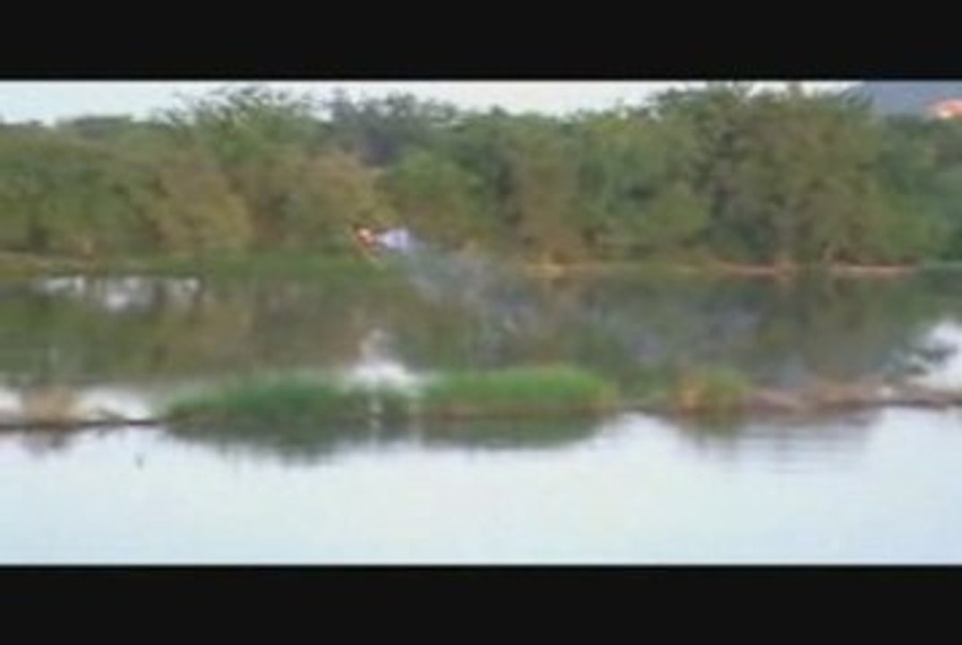 T-rex 600 nitro vol 3d au dessus du lac ( heliwater )