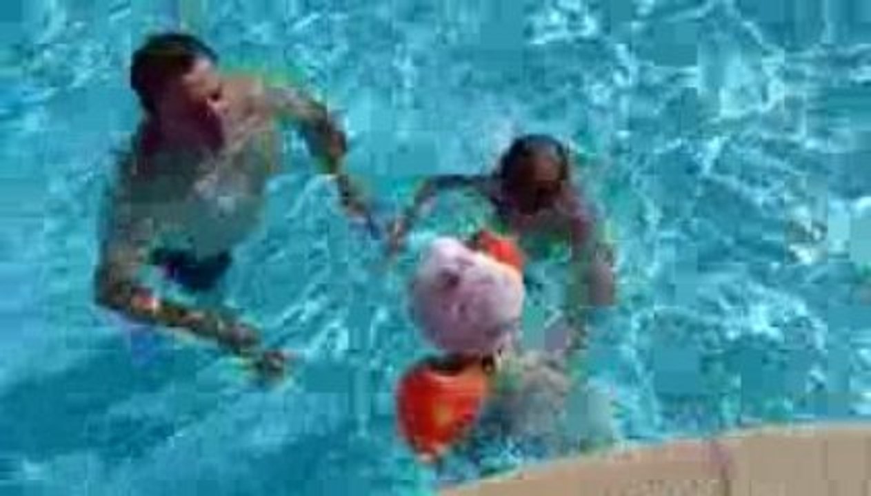 léa et quentin nagent dans la piscine