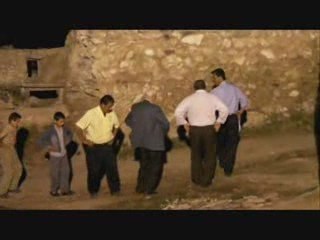 Abdurrrahman Halayı çeken köylüler görülüyor.