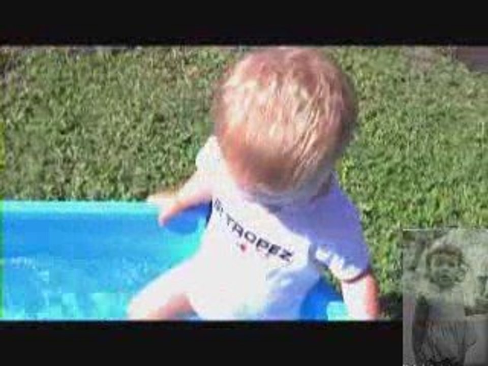 les enfants dans la piscine