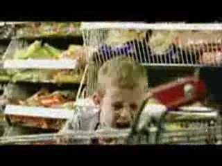 petit garçon qui pique sa crise pour des bonbons !