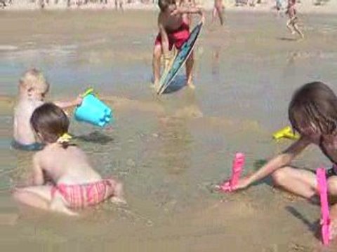 Les enfants barbotent à Carcans !!