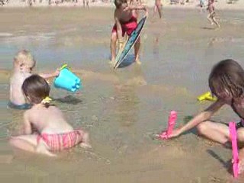 Les enfants barbotent à Carcans !!