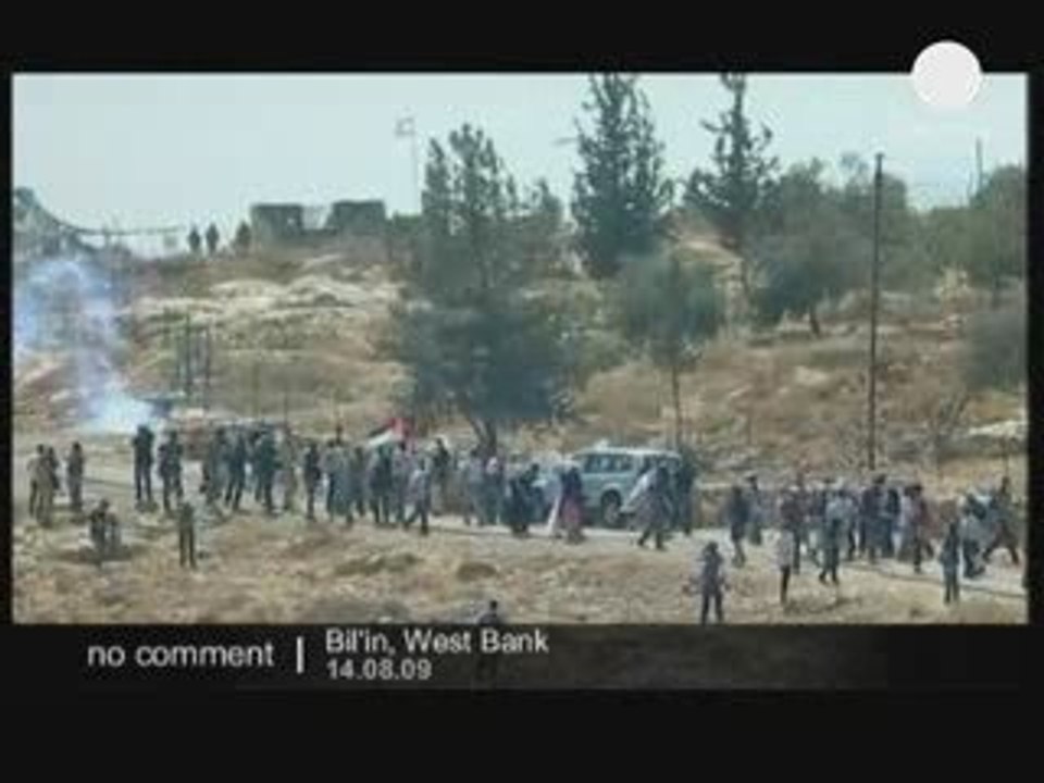 Manifestations contre la barrière israélienne e...
