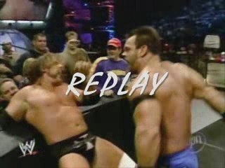 Catch: Triple H mets un coup de boule