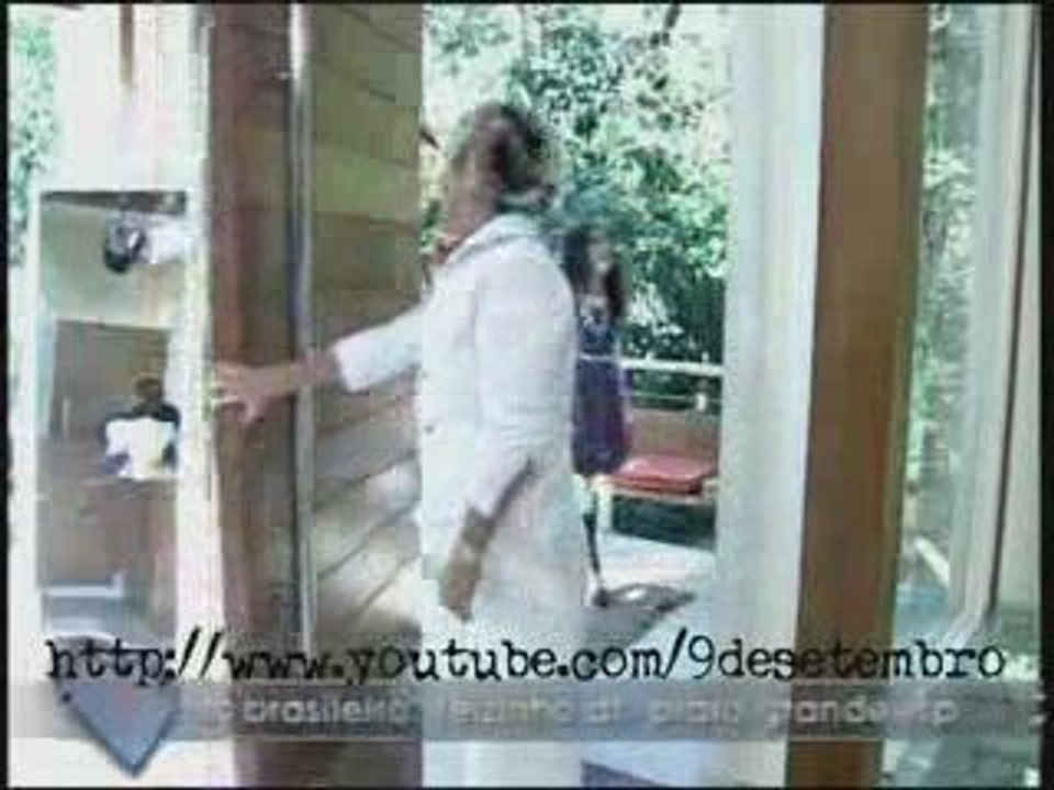 Renato Aragão dá de cara na parede de vidro do Mais Você