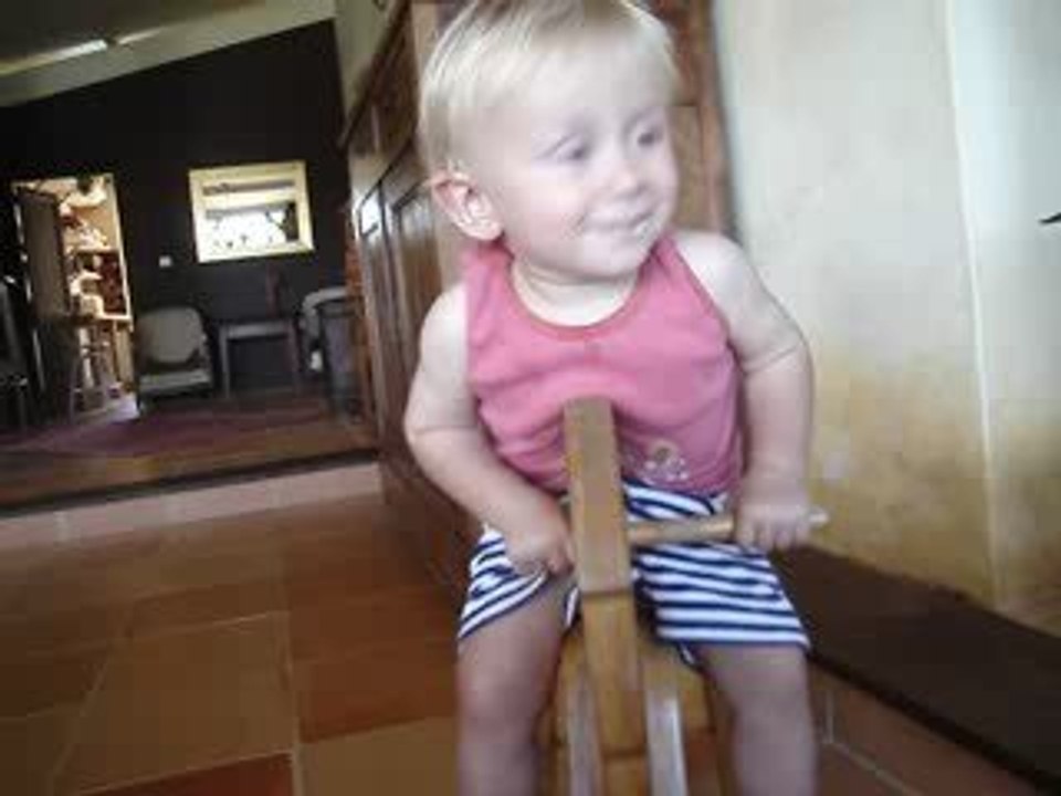 Milan auf dem Schaukelpferd