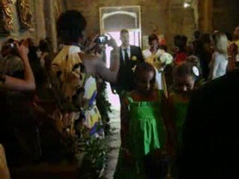 Entree des maries dans l'eglise