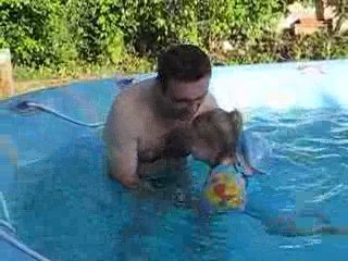 Constance et Papa dans la piscine
