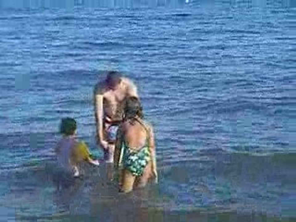 bébé val se baigne à la mer, sa première fois