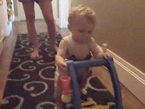 Sasha Premiers Pas - 10 mois 1/2