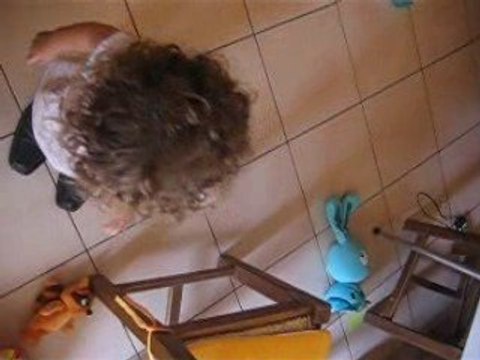 chloé essaye les chaussures de son papa