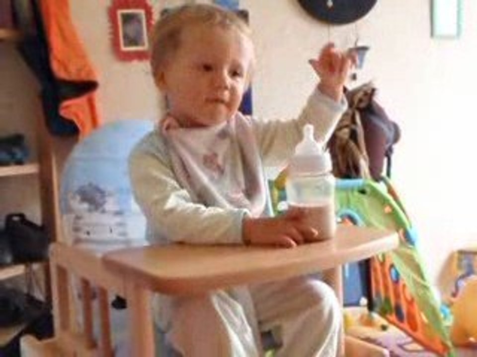 Ewen hyptnotisé par la BO du film Là-Haut