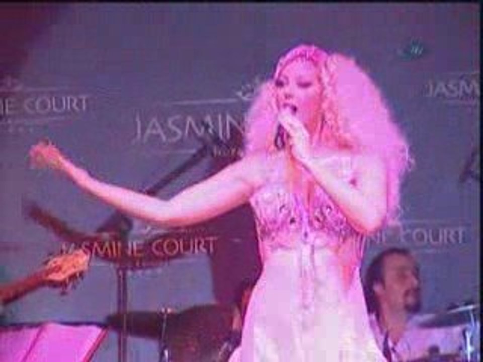 Kıbrıs'ta Petek Dinçöz Rüzgarı