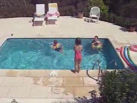 sauts dans la piscine