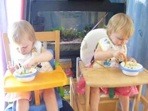 Lauraline et Chloélia mangent toutes seules....