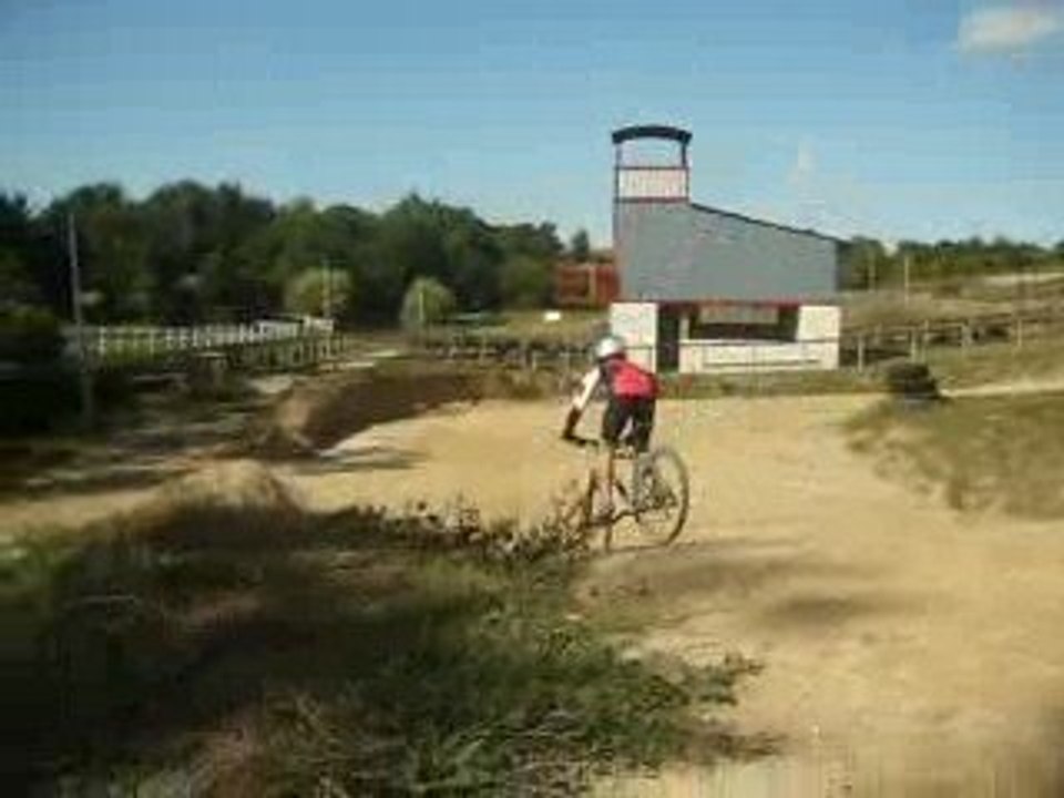 Petite videos de moi ki sote la table o motocross