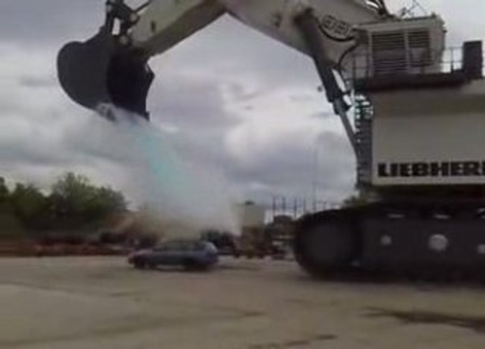 pelleteuse-geante-eau-vs-voiture