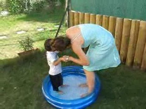 Yanis danse avec maman