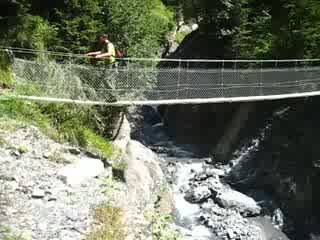 Traversée d'un pont suspendu à Sixt