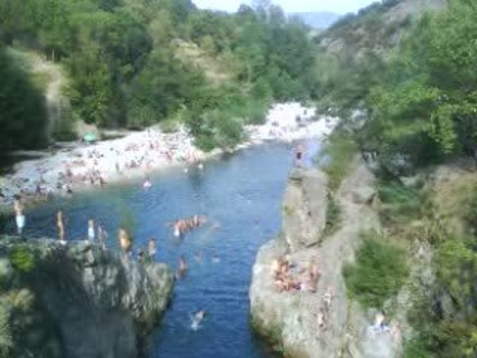 saut du pont du diable en ardeche 17m de haut