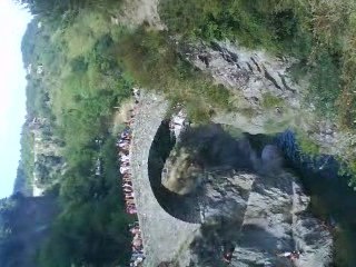 saut du pont du diable en ardeche de 17m