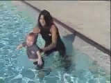 Bebek harika yüzüyor