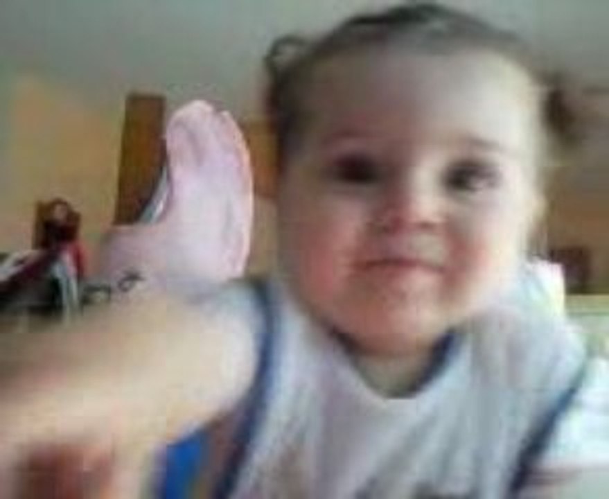 Elisa mange son goûter